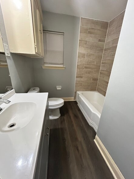 Building Photo - 5767 Belcrest St