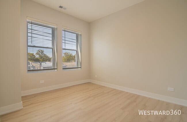 Building Photo - 1546 N Homan-3