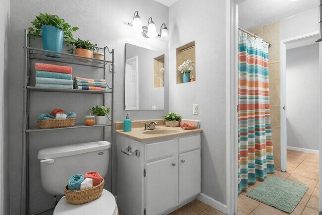 Building Photo - 2BR SFR • Stainless Appliances • Resort Amenities in Denver