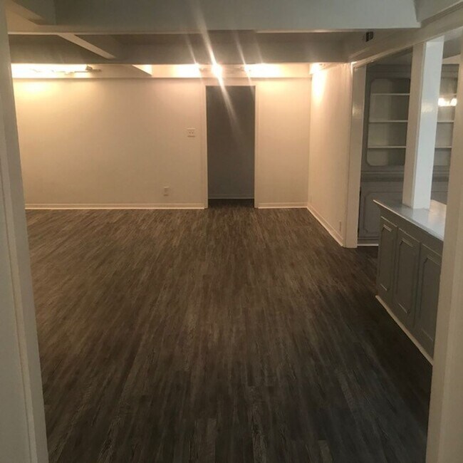 Building Photo - RECENTLY REMODELED BIG 4 BEDROOM 2 BATH LE...