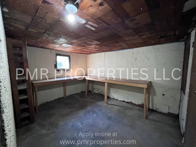 Building Photo - 2 Bedrooms / 1 Bathroom House