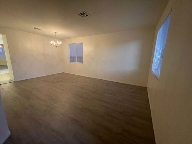 Building Photo - Hesperia- 3 Bedrooms, 2 bathrooms, New pai...