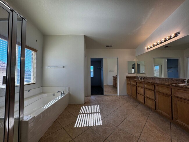 Building Photo - Spacious Temecula House with Bedroom and Bathroom on first floor!