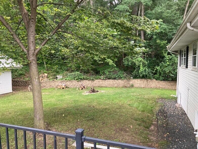 3080A Fenced Yard - 3080 Perrot Ave S