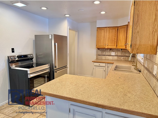 Building Photo - 3 bed 2 bath house - 1 car garage - PET FRIENDLY