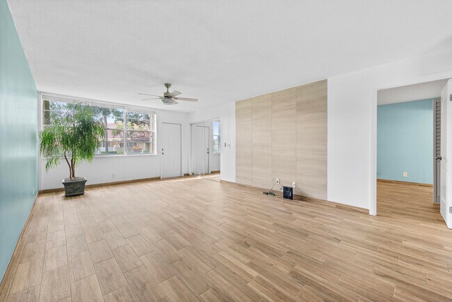 Building Photo - 2865 SW 22nd Ave