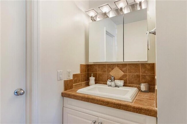 Building Photo - 6223 Bay Club Dr