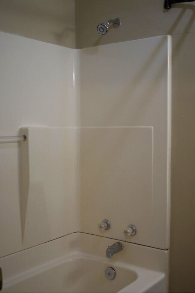 Building Photo - Nice 3 Bedroom 2.5 Bathroom Townhome