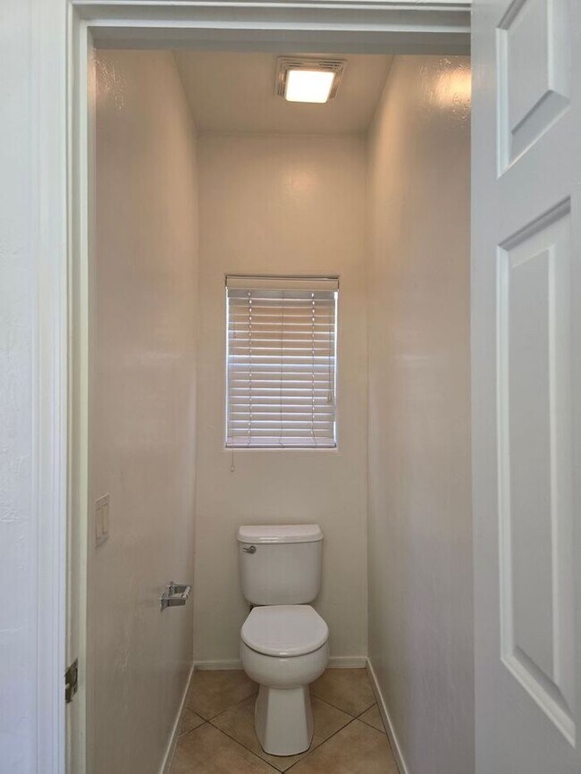 Building Photo - Large 4 bedroom home with Den - Corner lot...