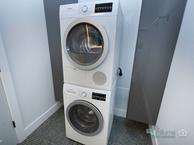 Building Photo - Fully Furnished Lake Oswego Gem!!!!