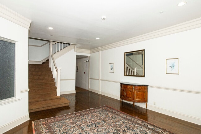 Building Photo - 977 Pine
