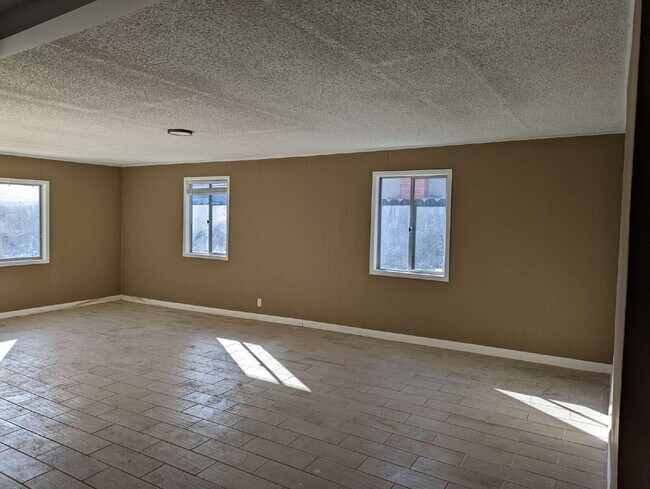 Building Photo - 2 br + bonus living area, in a quiet neighborhood near the 10 fwy