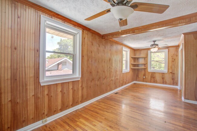 Building Photo - Now Leasing - Charming Renovated 3BR Home Near Downtown Columbia & Major Colleges