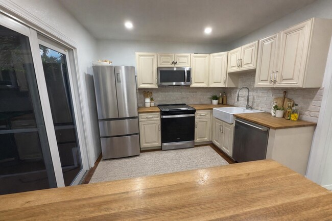 Building Photo - 9785 Ridge Creek Rd