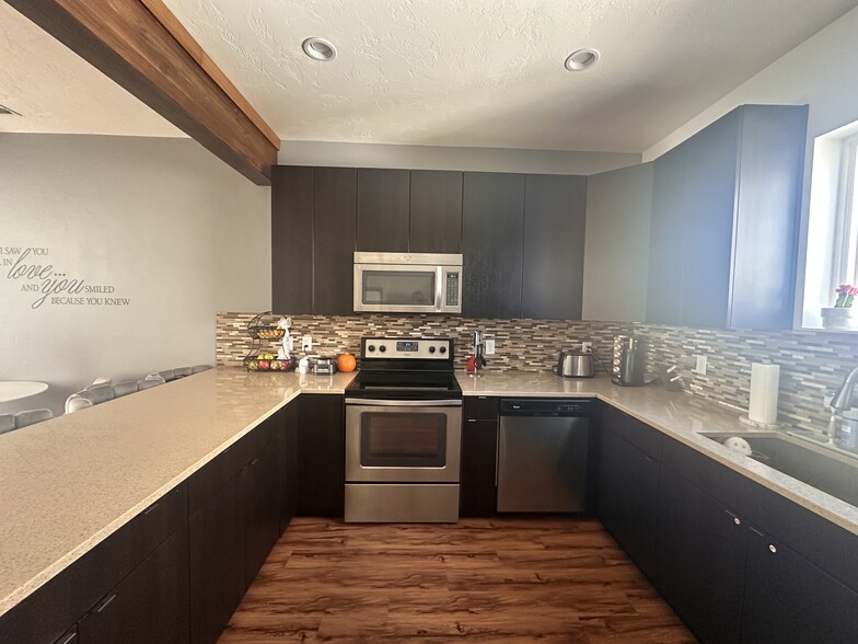 Building Photo - 1037 W Rooftop Dr