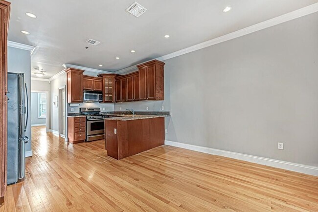 Building Photo - 805 Willow Ave