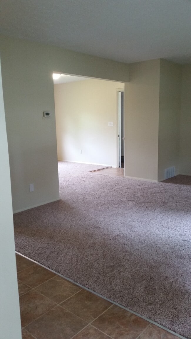 Building Photo - 543 E School St