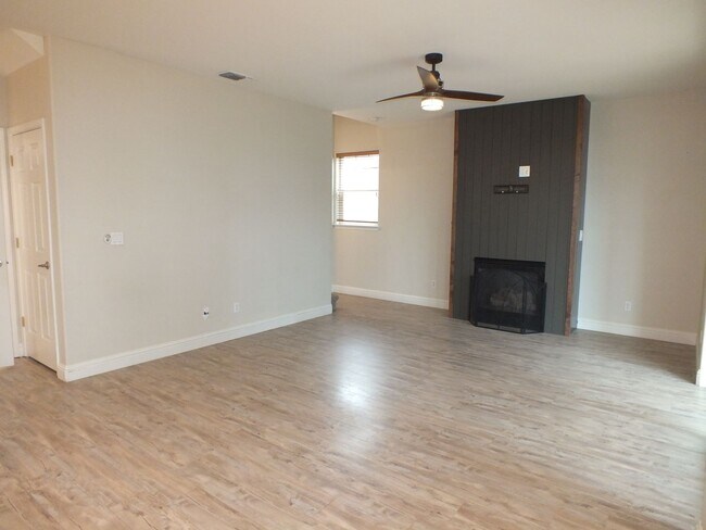 Building Photo - 3/2.5 2300 sf Cameron Park home