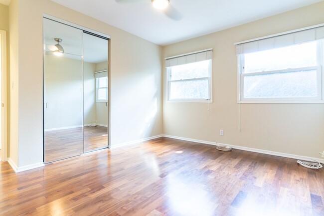 Building Photo - Beautiful 3b2b Home with Private Fenced Ya...