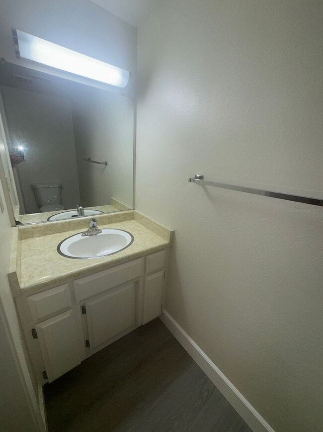 Building Photo - City Charm Awaits