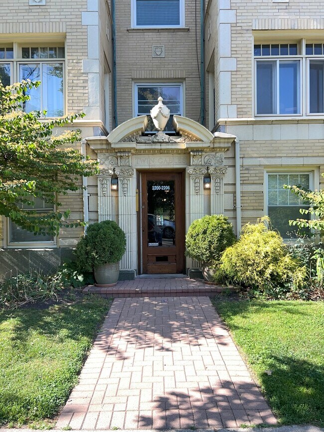 Building Photo - 2206 W Granville Ave