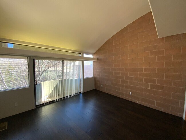 Building Photo - 3 Bedroom Townhome Available Near Eubank Blvd NE & Montgomery Blvd NE!