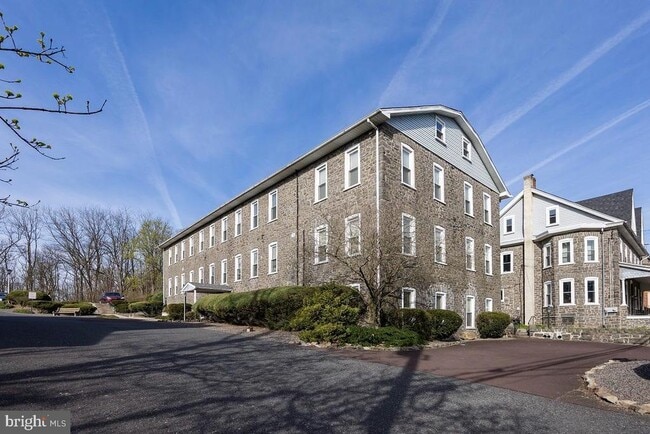 Building Photo - 3183 Main St.