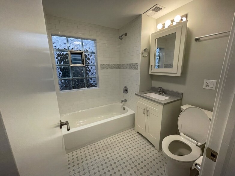 Building Photo - 2677 N Lincoln Ave