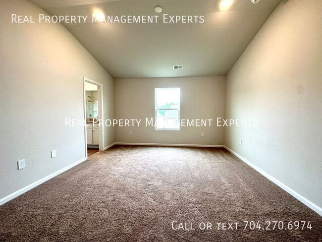 Building Photo - 512 Hawley St