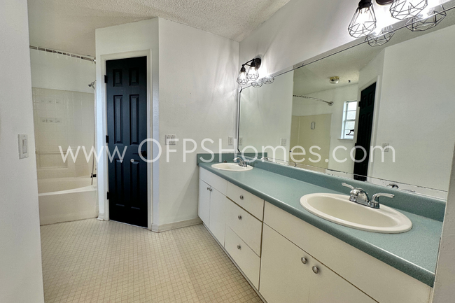 Building Photo - Charming Home on a Cul-de-Sac