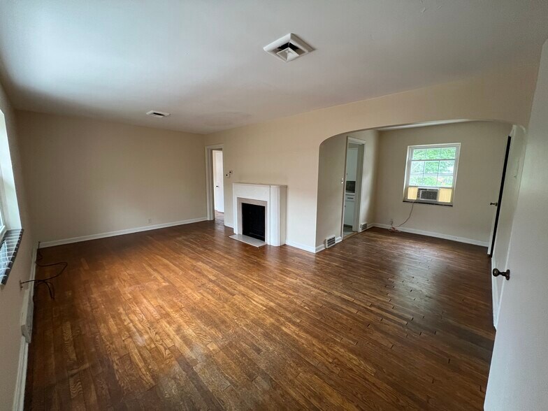 LR / Dining area - 141 N. Rose Blvd