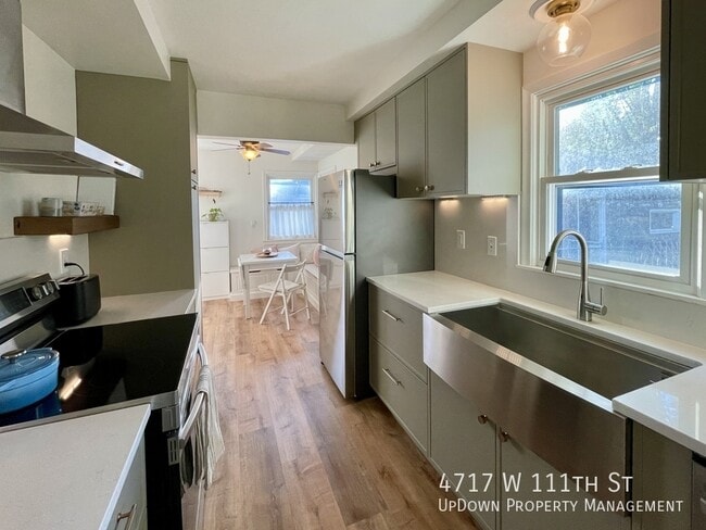 Building Photo - 4717 W 111th St