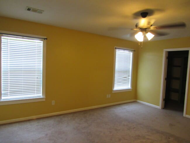 Building Photo - Contact Peggy 501 676 1758 Pets ok with approval