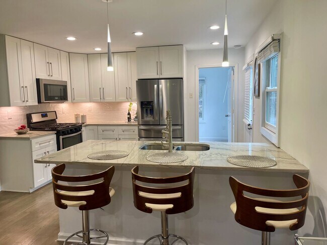 Building Photo - Cozy Bungalow in Atlanta's Westside