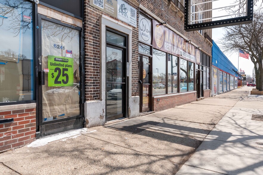 Building Photo - 6239 N Western Ave