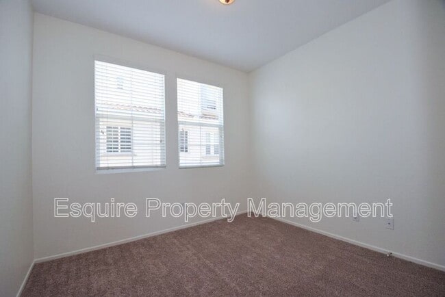 Building Photo - 74 Elm Dr