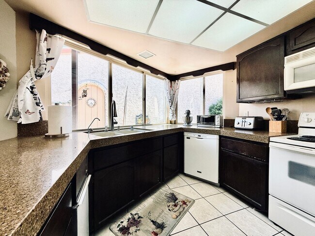 Building Photo - Available August 1st! Beautiful fully furnished single-story home located in the prestigious Span...