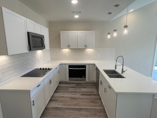 Building Photo - NEW ON MARKET