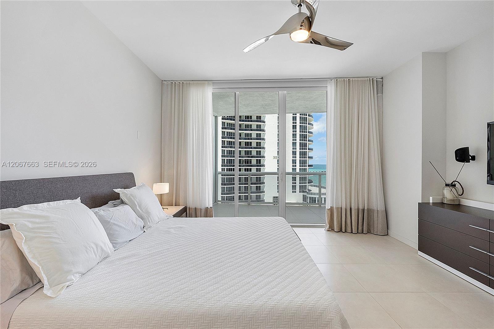 Building Photo - 15811 Collins Ave