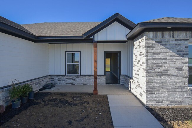 Building Photo - Beautiful 3 BR / 2 BA Home!