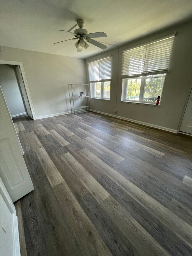 Building Photo - 1 Bedroom 1 Bath Condo at McDaniel Heights...