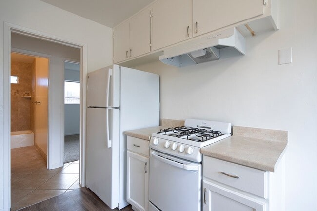 Building Photo - Charming 2 Bedroom Cottage in a Great Esco...