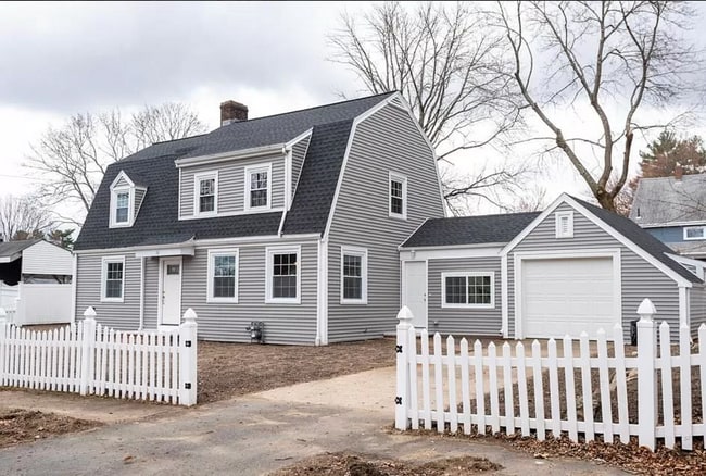 Building Photo - 3 Bed Home with a Yard and Garage! Available for July!