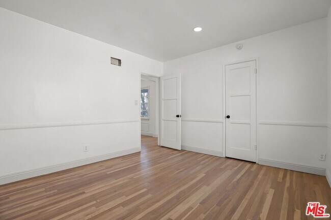 Building Photo - 4411 Victoria Park Dr