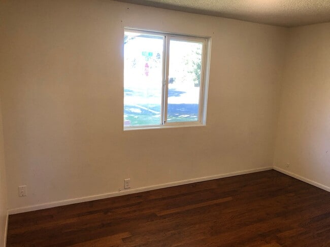 Building Photo - 3 bedroom 1 bath house in Eugene! MOVE IN ...