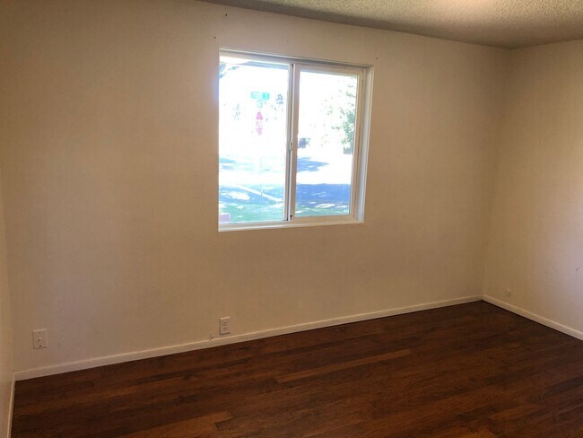 Building Photo - 3 bedroom 1 bath house in Eugene! MOVE IN SPECIAL!