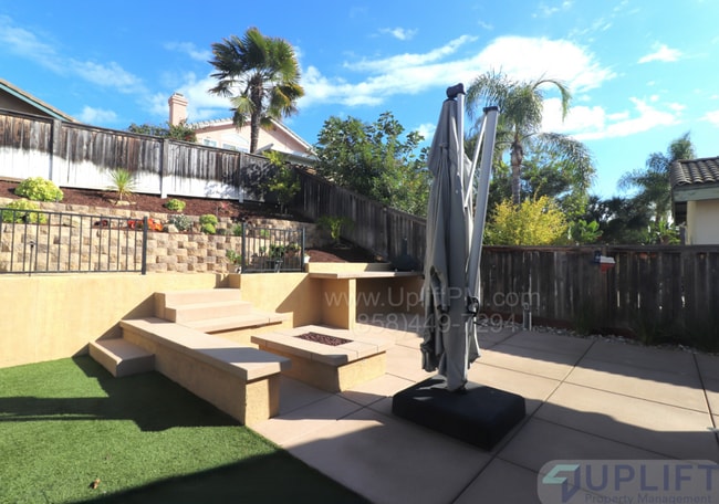 Building Photo - Beautiful 3-Bedroom Home Near Parks, Shopp...