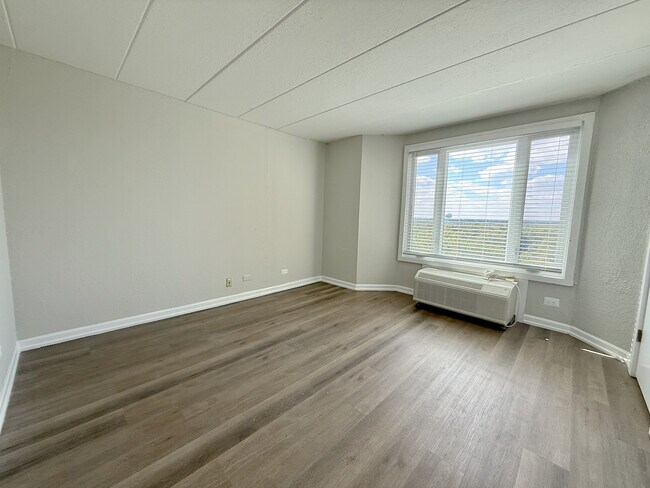Building Photo - 1 Renaissance Pl