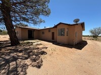 Building Photo - Spacious 4/2 in the Country / Horses ok