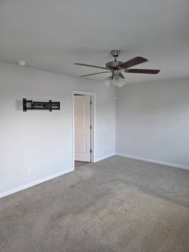 Building Photo - 5 BEDROOMS